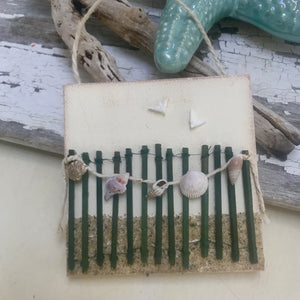 T1539 beach fence with shell garland