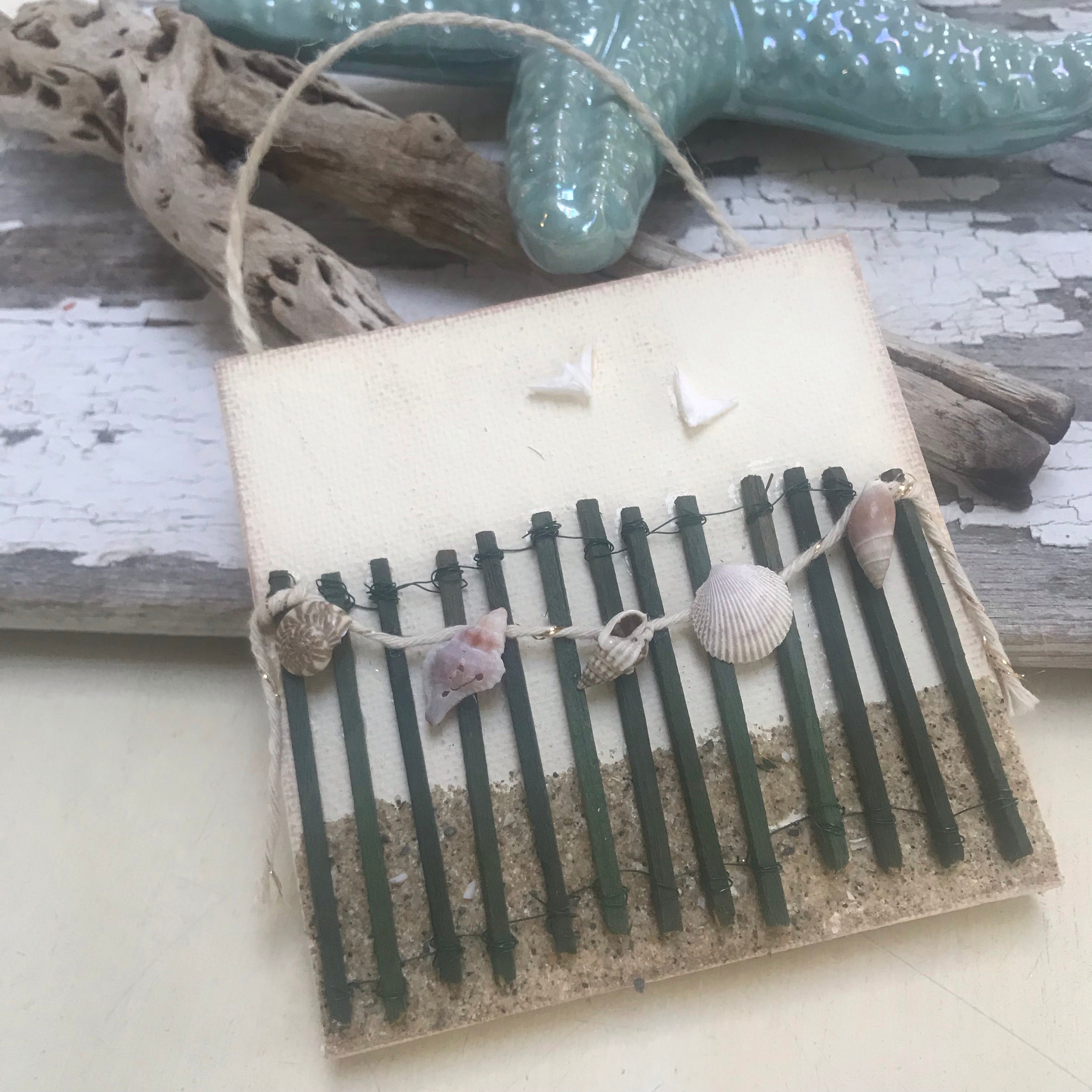 T1539 beach fence with shell garland