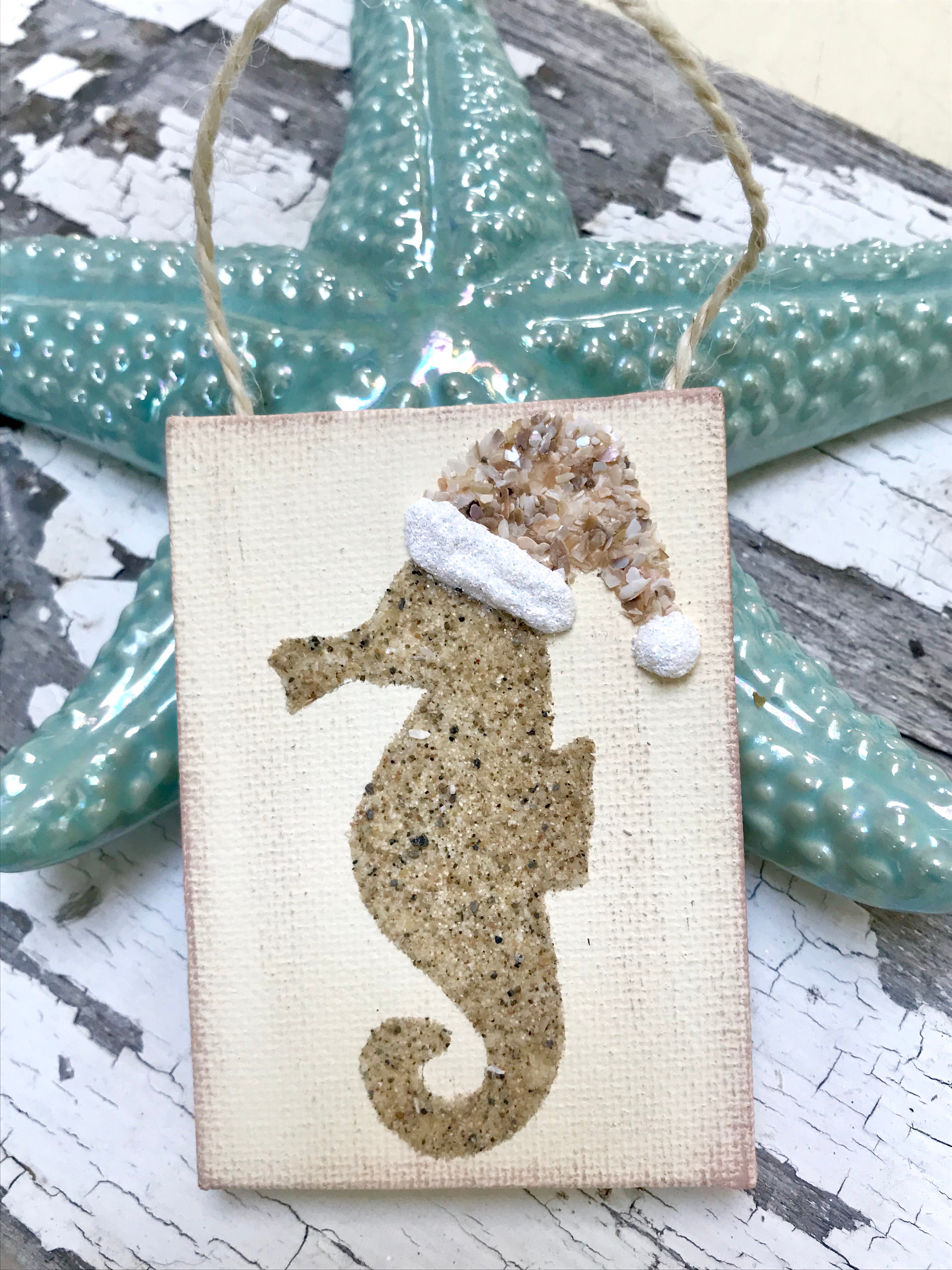 T1551 Sand seahorse with Shell Santa hat